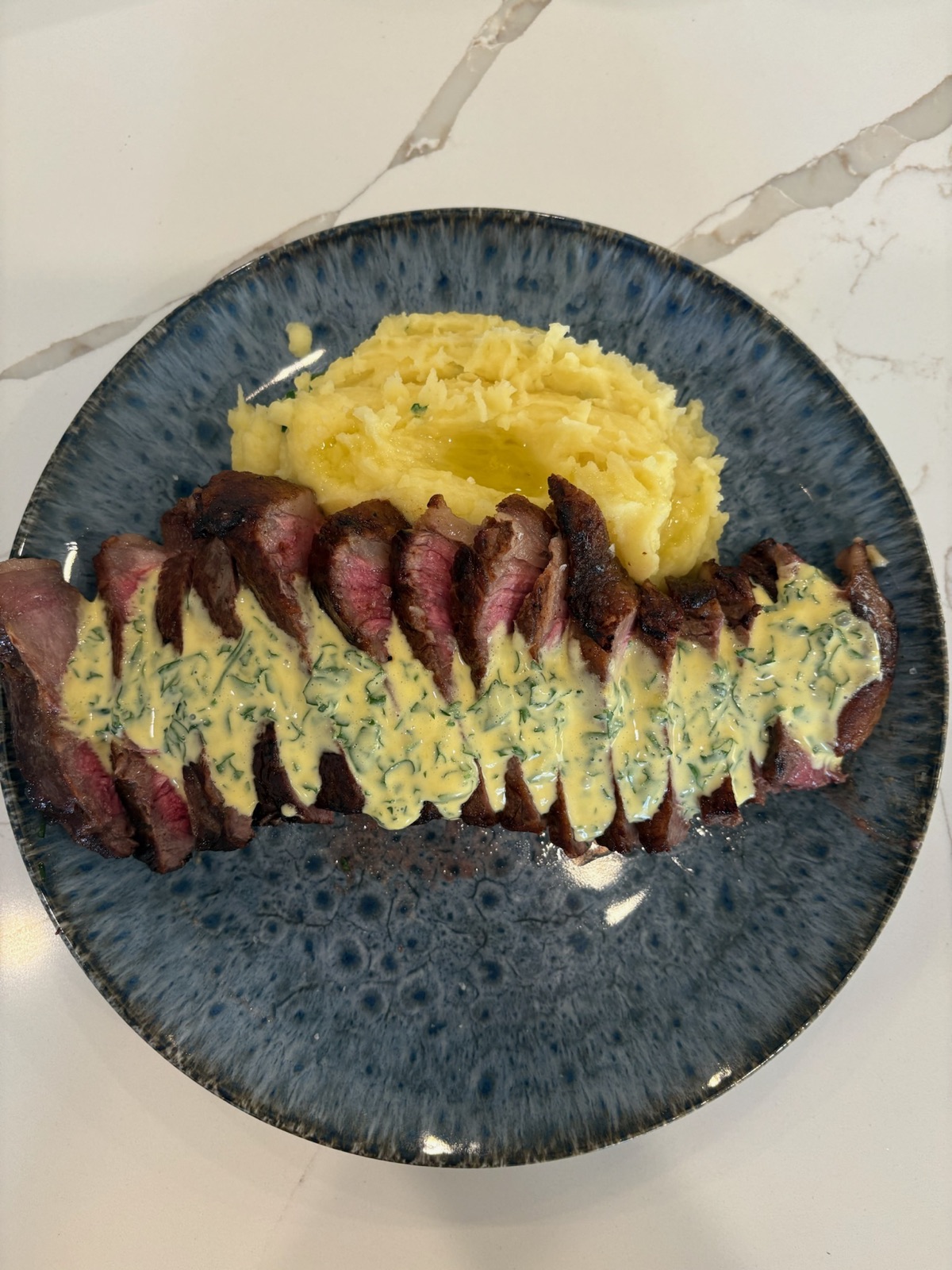 Sliced steak with béarnaise and pommes purée